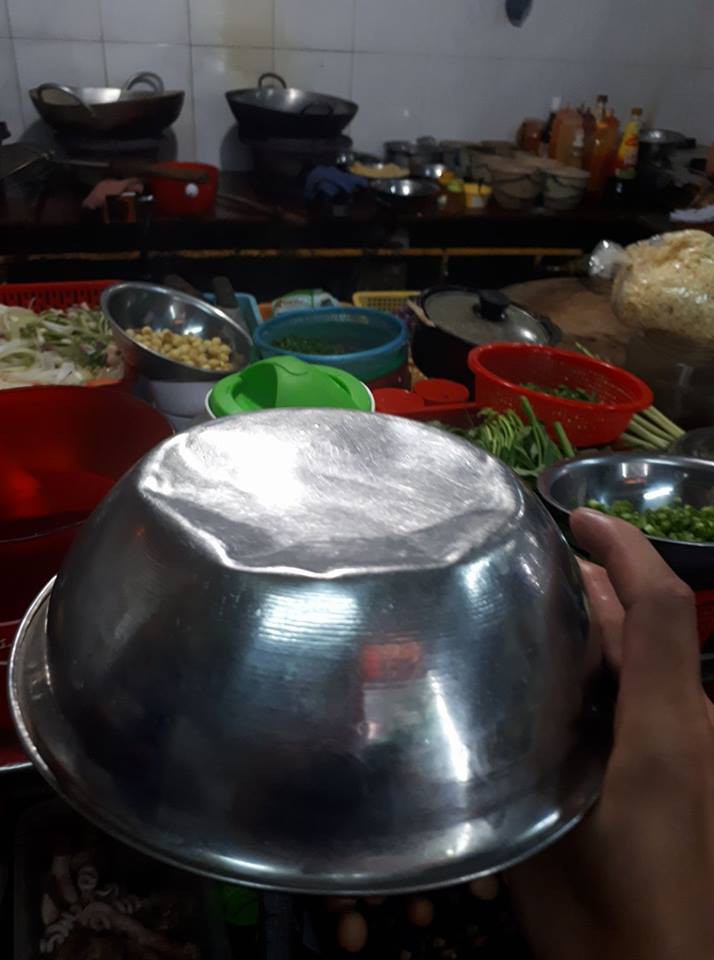 Cư dân mạng kiểm kê thiệt hại về xoong chảo sau đêm ăn mừng chiến thắng của U23 Việt Nam - Ảnh 8. Đã có nhiệt huyết thì gian bếp cũng trở thành đài phun nước Bờ Hồ.